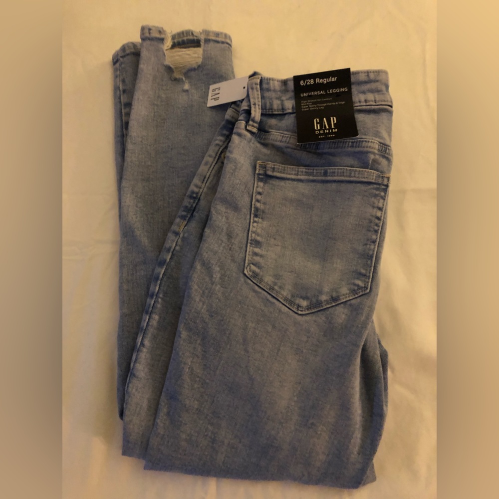 NWT Gap womens “super stretch Universal Leggings.”  Very soft!!! 6/28 regular